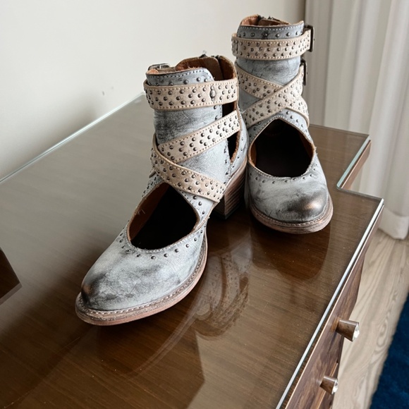 Freebird- Saphire Bootie in Ice Multi - Picture 2 of 9